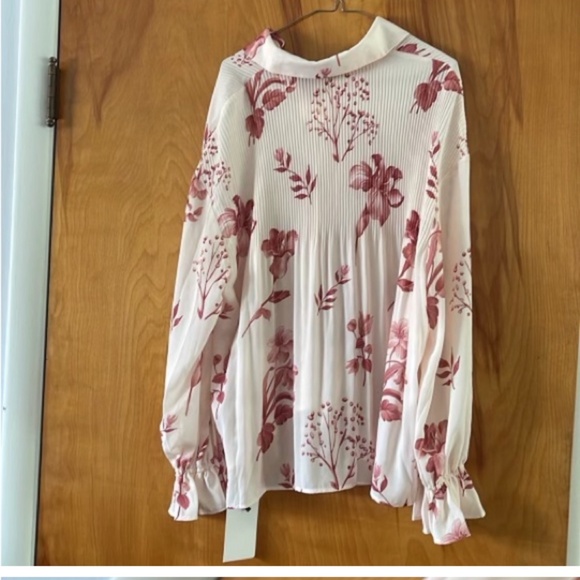 NWT beautiful elegant lightweight floral blouse - Picture 2 of 4